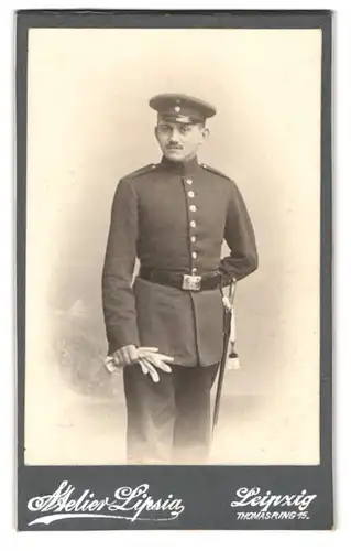 Fotografie Atelier Lipsia, Leipzig, Thomasring 15, Portrait Soldat in Uniform mit Schirmmütze