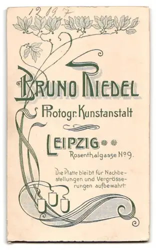 Fotografie Bruno Riedel, Leipzig, Rosenthalgasse 9, Portrait junge Dame in weisser Kleidung