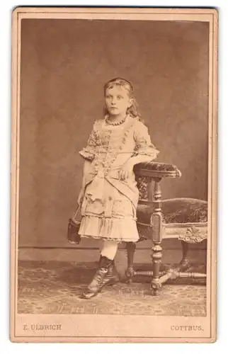 Fotografie E. Ulbrich, Cottbus, Portrait kleines Mädchen im hübschen Kleid
