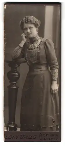 Fotografie Albin Uhlig, Aue i. Erzg., Bahnhofstr. 11, Portrait Dame im bestickten Kleid mit welligen Haaren