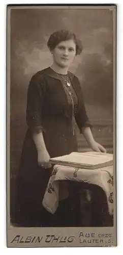 Fotografie Albin Uhlig, Aue i. Erzg., Bahnhofstr. 11, Portrait Frau im schwarzne Kleid mit Halsketten