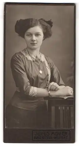 Fotografie Albin Uhlig, Aue i. Erzg., Bahnhofstr. 11, Portrait junge Dame in seidener Bluse mit Halskette