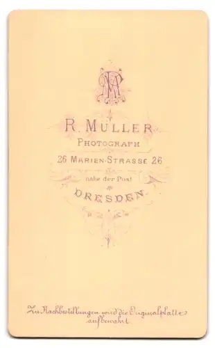 Fotografie R. Müller, Dresden, Marien-Strasse 26, Portrait Herr mit Oberlippenbart trägt Anzug mit Fliege