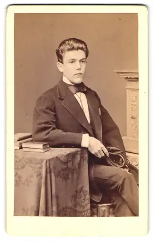 Fotografie J. S. Schroeder, Annaberg i. S., Untere Münzgasse 666, Portrait junger Mann im Anzug mit breiter Fliege