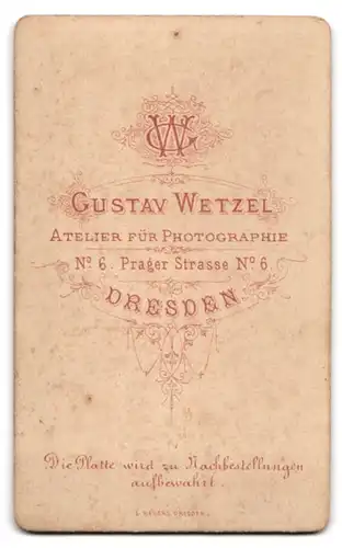 Fotografie Gustav Wetzel, Dresden, Prager Strasse 6, Portrait Herr im Anzug mit Fliege und Walrossbart