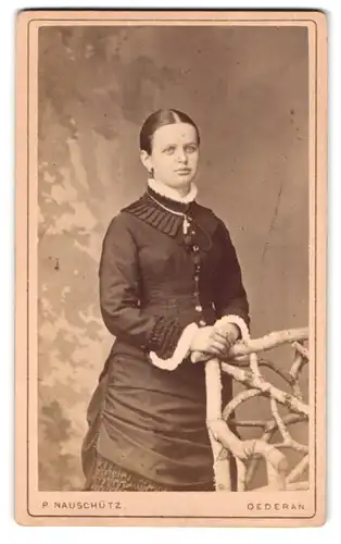 Fotografie P. Nauschütz, Oederan, Freibergerstr. 12, Portrait Dame im Biedermeierkleid mit Spitzenkragen und Kette