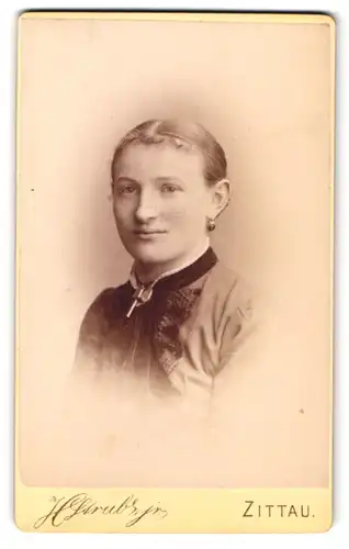 Fotografie H. Strube jr., Zittau, Lessing-Str. 14, Portrait junge Frau im Kleid mit Kreuzanhänger und Ohrringen