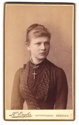 Fotografie H. Engler, Dresden, Prager-Str. 34, Portrait hübsche junge Frau im Kleid mit Kreuzkette und Pony