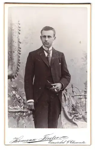 Fotografie Hermann Förster, Einsiedel, Portrait Herr im Anzug mit Schlips und Zigarette im Atelier