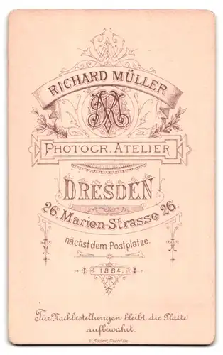 Fotografie Richard Müller, Dresden, Marien-Str. 26, Portrait junge Frau im hellen Kleid mit Brosche und Locken