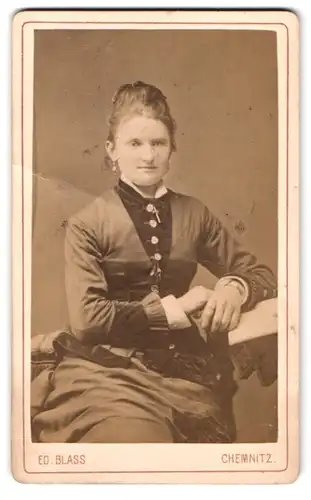 Fotografie Ed. Blass, Chemnitz, Friedrichstr. 12, Portrait Dame im Biedermeierkleid mit Hochsteckfrisur