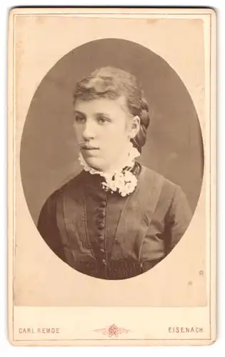 Fotografie Carl Remde, Eisenach, Frauenberg 31, Portrait junge Dame im Kleid mit Spritzenkragen und Locken
