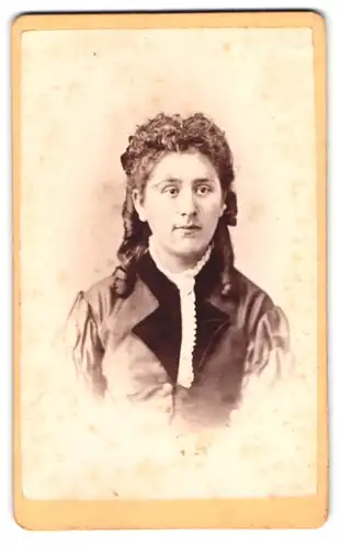 Fotografie H. Hoyer, Göttingen, Buchstr. 7, Portrait Dame im Biedermeierkleid mit Locken