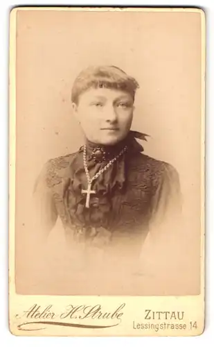 Fotografie Atelier H. Strube, Zittau, Lessingstr. 14, Portrait Dame im verzierten Kleid mit Kreuzkette und Brosche