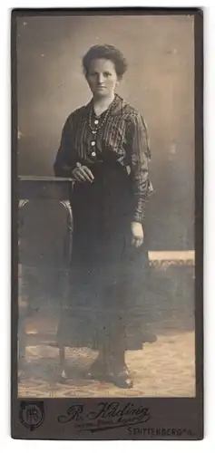 Fotografie R. Käding, Senftenberg N. L., Portrait Frau in seidener Bluse mit Perlenkette