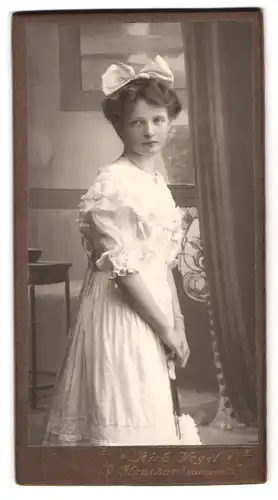 Fotografie Rich. Vogel, Glauchau, Portrait schüchterne junge Dame im weissen Kleid mit Haarschleife