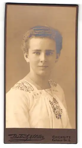 Fotografie Dietrich & Witte, Chemnitz, Rathausstr. 6, Portrait hübsche junge Frau im sächsischen Kleid mit Halskette
