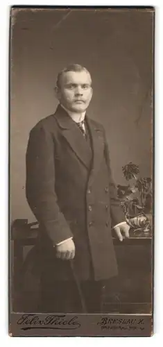 Fotografie Felix Thiele, Breslau, Gneisenau Str. 13, Portrait Her rim Anzug mit Mantel und blondem Kaiser Wilhelm Bart