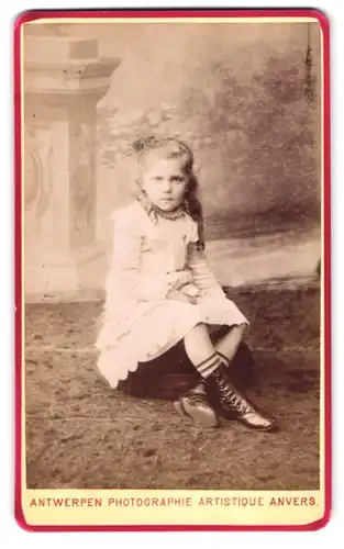 Fotografie Photographie Artistique, Antwerpen, Huidevettersstraat 45, Portrait kleines Mädchen im weissen Kleid