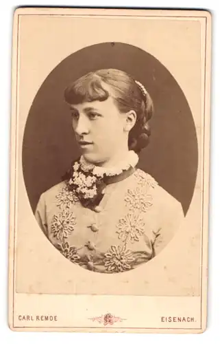 Fotografie Carl Remde, Eisenach, Frauenberg 31, Portrait Dame im bestickten Kleid mit Rüschekragen