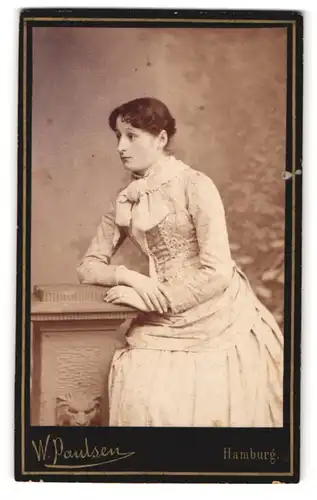 Fotografie W. Paulsen, Hamburg, Steinstrasse 58, Portrait Dame im weissen Kleid lehnt auf einer Säule
