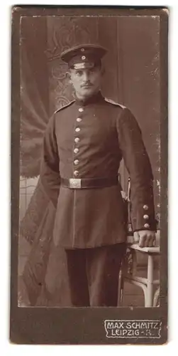 Fotografie Max Schmitz, Leipzig, Weidmannstr. 2, Portrait Soldat in Uniform mit Bajonett und Portepee