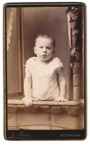 Fotografie J. Baer, Rotterdam, Schiedamschen Singel 55, Portrait kleiner Junge im weissen Leibchen schaut aus dem Fenster