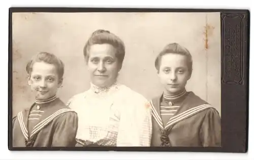 Fotografie H. O. Klein, Lahr i. B., Kaiserstr. 71, Portrait Mutter mit zwei Töchtern in Matrosenkleidern