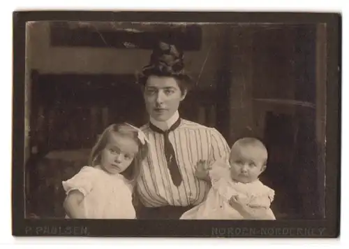 Fotografie P. Paulsen, Norderney, Portrait Mutter in gestreifter Bluse mit Schlips und zwei Kindern, Haarschleife