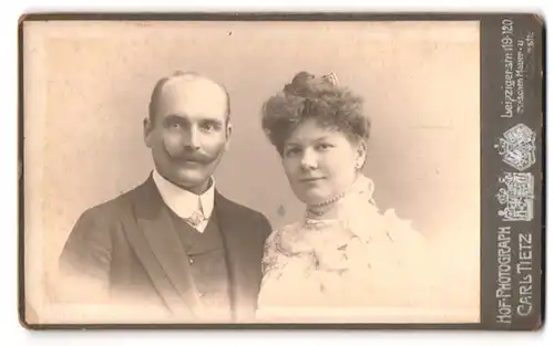 Fotografie Carl Tietz, Berlin, Leipzigerstr. 119-120, Portrait Mann und Frau im Anzug mit Kaiser Wilhelm Bart