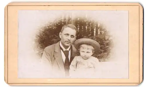 Fotografie Fotograf und Ort unbekannt, Vater im Anzug mit Schlips und Tochter im Kleid mit Sommerhut