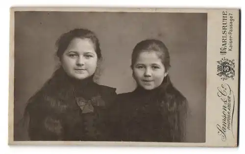 Fotografie Samson & Co., Karlsruhe, Kaiser-Passage 7, Portrait Schwestern in schwarzen Kleidern mit Langen Haaren