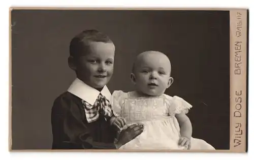 Fotografie Willy Dose, Bremen, Wall 117, Portrait Bruder im Anzug zeigt Stolz sein Geschwisterkind