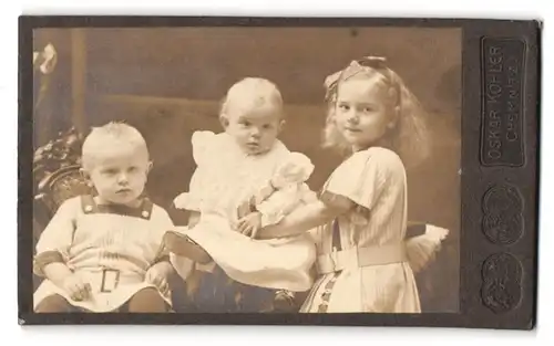 Fotografie Oskar Köhler, Chemnitz, Poststr. 11, Portrait drei blonde kleine Kinder in weissen Kleidern, Locken