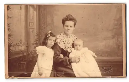 Fotografie A. Louvois, Bruxelles, Chaussee de Louvain 51, Portrait Mutter im Kleid mit Kindern in weissen Kleidern