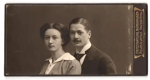 Fotografie Fritz Hartung, Nordhausen, Rautenstr. 8 /9, Portrait Mann und Frau im Anzug und karierten Kleid mit Schnauzer