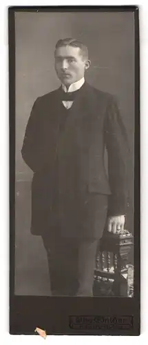 Fotografie Otto Günther, Hohenmölsen, Weissenfelserstr. 41, Portrait Herr im Anzug mit Fliege, Seitenscheitel