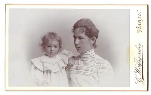 Fotografie G. Wolfsgruber, Aarau, Bahnhofstr., Portrait Mutter im weissen Kleid mit Kind samt Locken