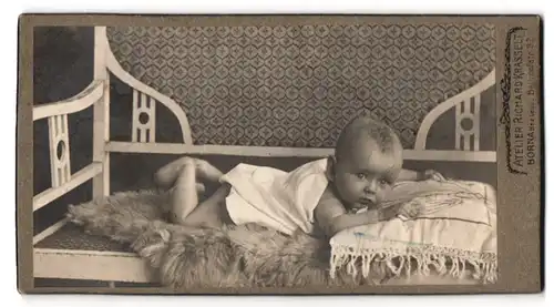 Fotografie Richard Krasselt, Borna, Bahnhofstr. 32, Portrait Kleinkind im weissen Leibchen im Kinderbett