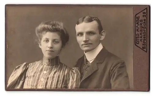 Fotografie Otto Haase, Hamburg, Börsenbrücke 28, Portrait Frau im gestreiften Kleid mit Mann im Anzug, Mittelscheitel