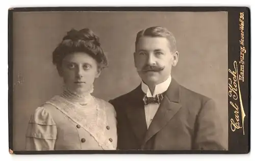 Fotografie Carl Koch, Hamburg, Neuer Wall 30, Frau im Kleid mit Hochsteckfrisur und Mann mit Kaiser Wilhelm Bart