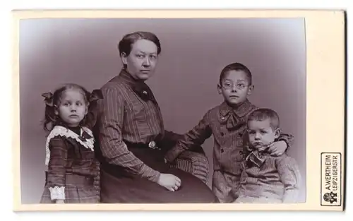 Fotografie A. Wertheim, Berlin, Leipzigerstr., Portrait Mutter mit drei Kindern in Anzügen und Kleid, Brille