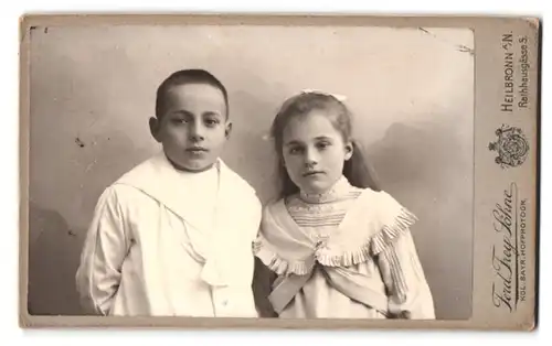 Fotografie Ferd. Frey Söhne, Heilbronn a. N., Rathhausgasse 5, Portrait Bruder und Schwester im weissen Anzug und Kleid