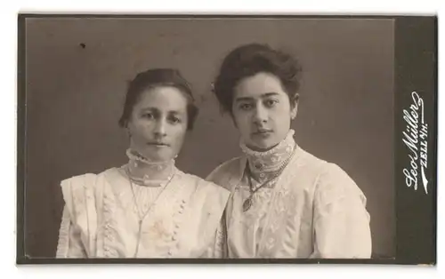 Fotografie Leo Müller, Zell a. H., Portrait zwei Damen in weissen Kleidern mit Halsketten