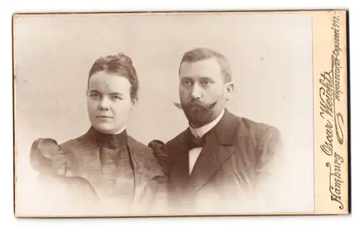 Fotografie Oscar Weicht, Hamburg, Wandsbecker-Chaussee 212, Portrait Frau und Mann im Kleid und Anzug mit Vollbart