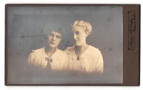 Fotografie H. Deike, Hannover, Deisterstr. 2, Portrait zwei Damen mit schwarzen und blonden Haaren in weissen Kleidern
