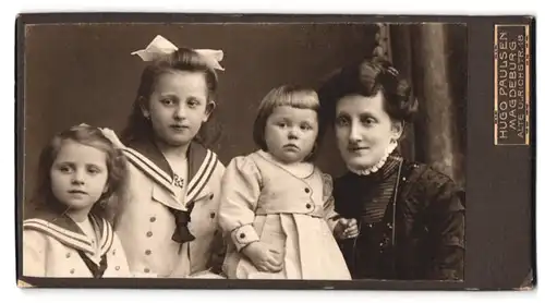 Fotografie Hugo Paulsen, Magdeburg, Alte Ulrichstr. 18, Portrait Mutter mit drei Töchtern in Matrosenkleidern