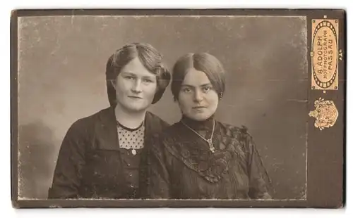 Fotografie A. Adolph, Passau, Kl. Exercier-Platz, Portrait Schwestern in schwarzen Kleidern mit Halsketten