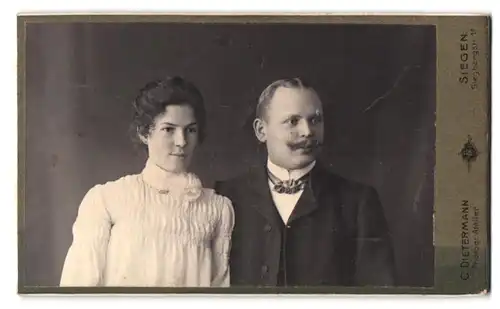 Fotografie C. Dietermann, Siegen, Siegbergstr. 1a, Portrait Frau im weissen Kleid, Mann im Anzug mit Kaiser Wilhelm Bart