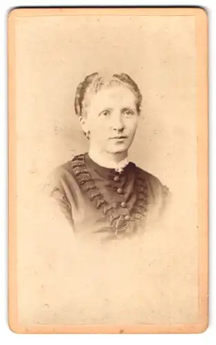 Fotografie A. Binninger, Lahr, Schillerstrasse, Portrait Dame im Kleid mit gestylten Haaren